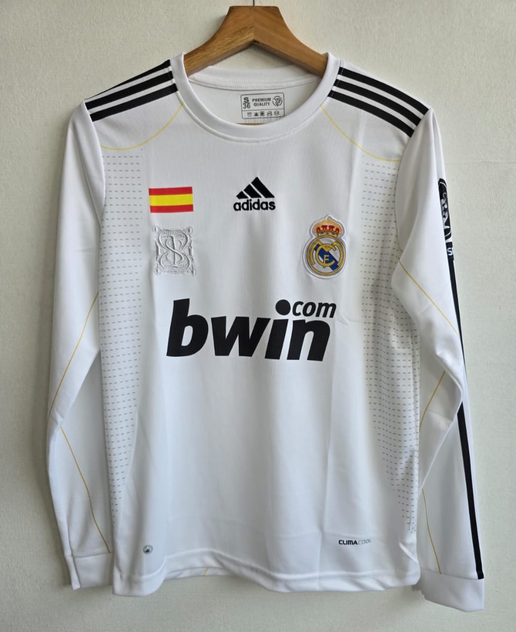 Real Madrid 2009-10 home (RONALDO) - View 1